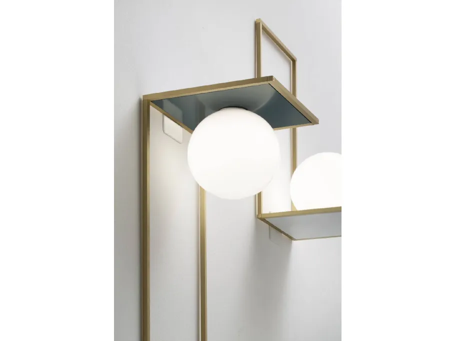 Lampada da parete in ottone con diffusore in vetro bianco latte Sottomultiplo di Vesoi